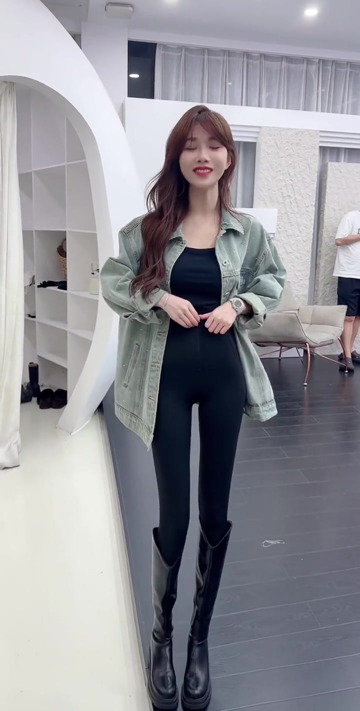 姐妹秋冬喜欢穿靴子的一定要试下 鲨鱼裤 上身显瘦显高显腿长 而且上身没有尴尬线真的好好看 