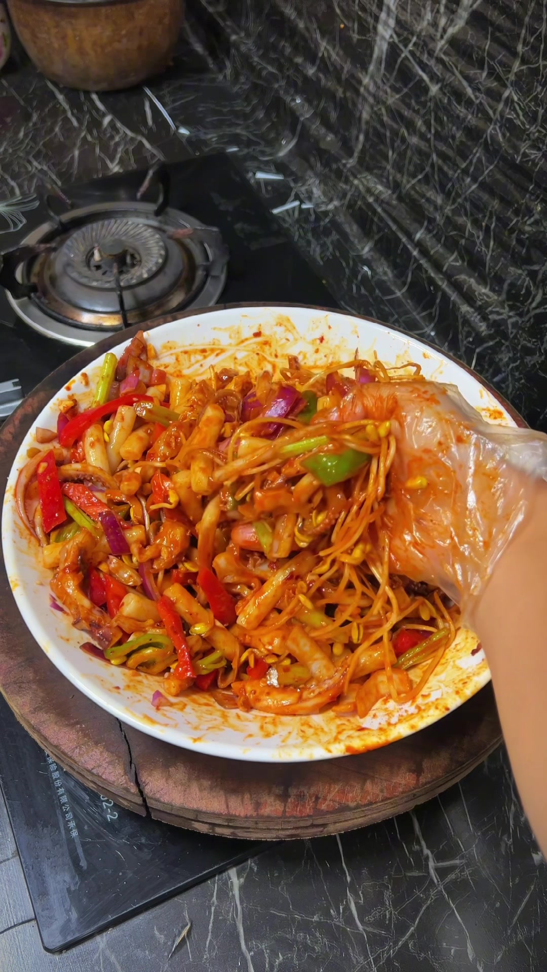 超火香辣鱿鱼拌饭食谱,美味可口,让你爱不释口!