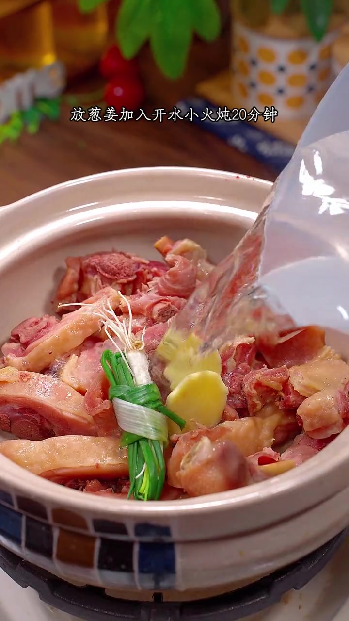 秋天一定要多喝清爽解腻的汤,这个萝卜腊鸡腿汤,清爽好喝 汤鲜味美 为你煲汤 腊鸡腿