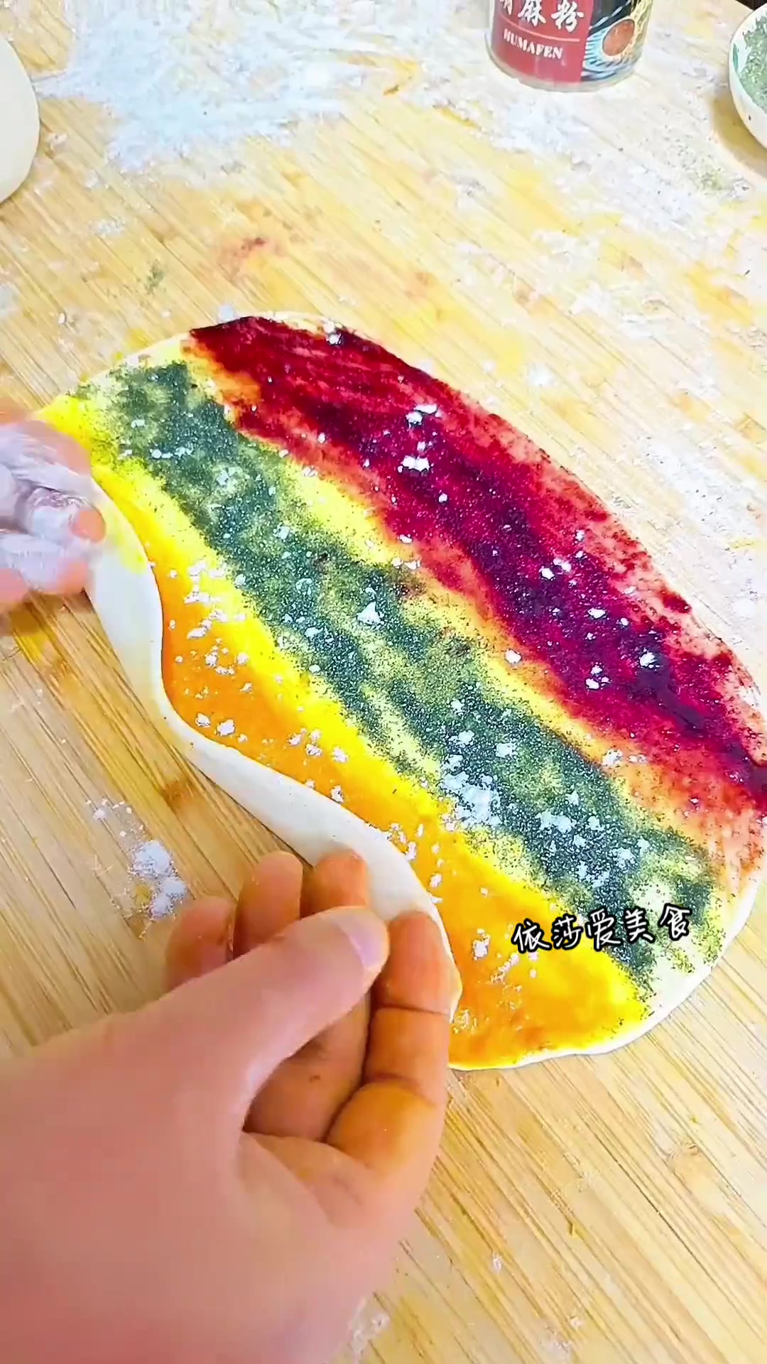 小姐姐们 你们要的月饼小花的制作教程来咯 小花做记得沾一点水 在放月饼上这样就不会掉下来了