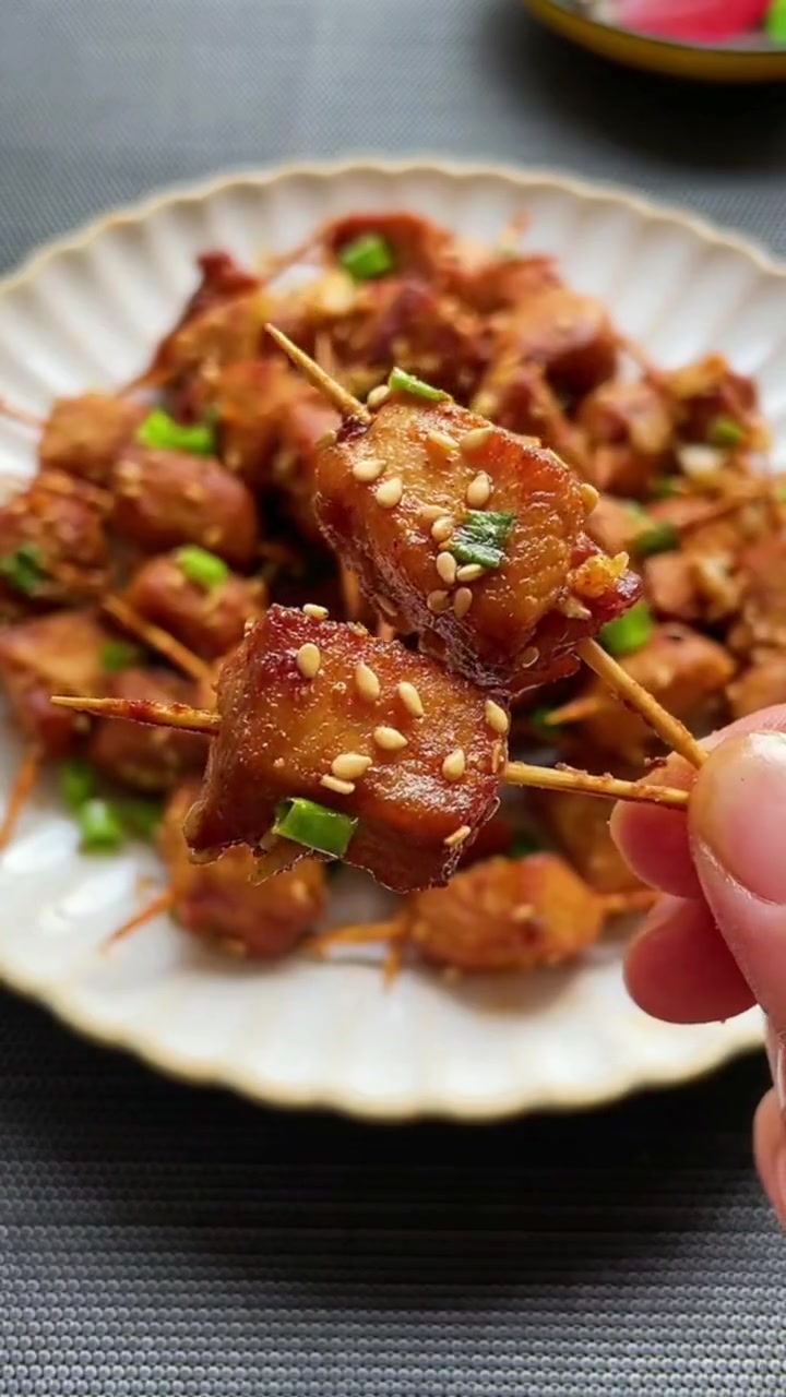 自从学会这个炸 牙签肉,男朋友再也不出去撸串了,叫朋友来家吃很有面子,做法简单,家里有老公