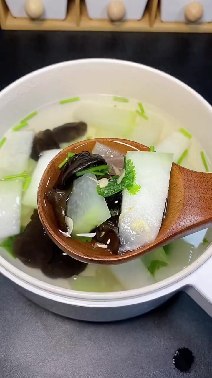 夏天想要 掉秤 的姐妹们快试试这个 冬瓜木耳香菜汤 我连着喝了好几天了,加了点盐味道还可以