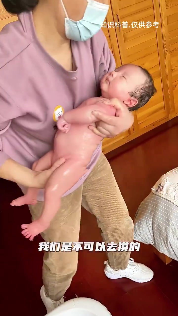 1宝宝的囟门这个地方不要经常去摸,轻轻划过没有关系,千万不能按。因为囟门这个地方是宝宝最柔