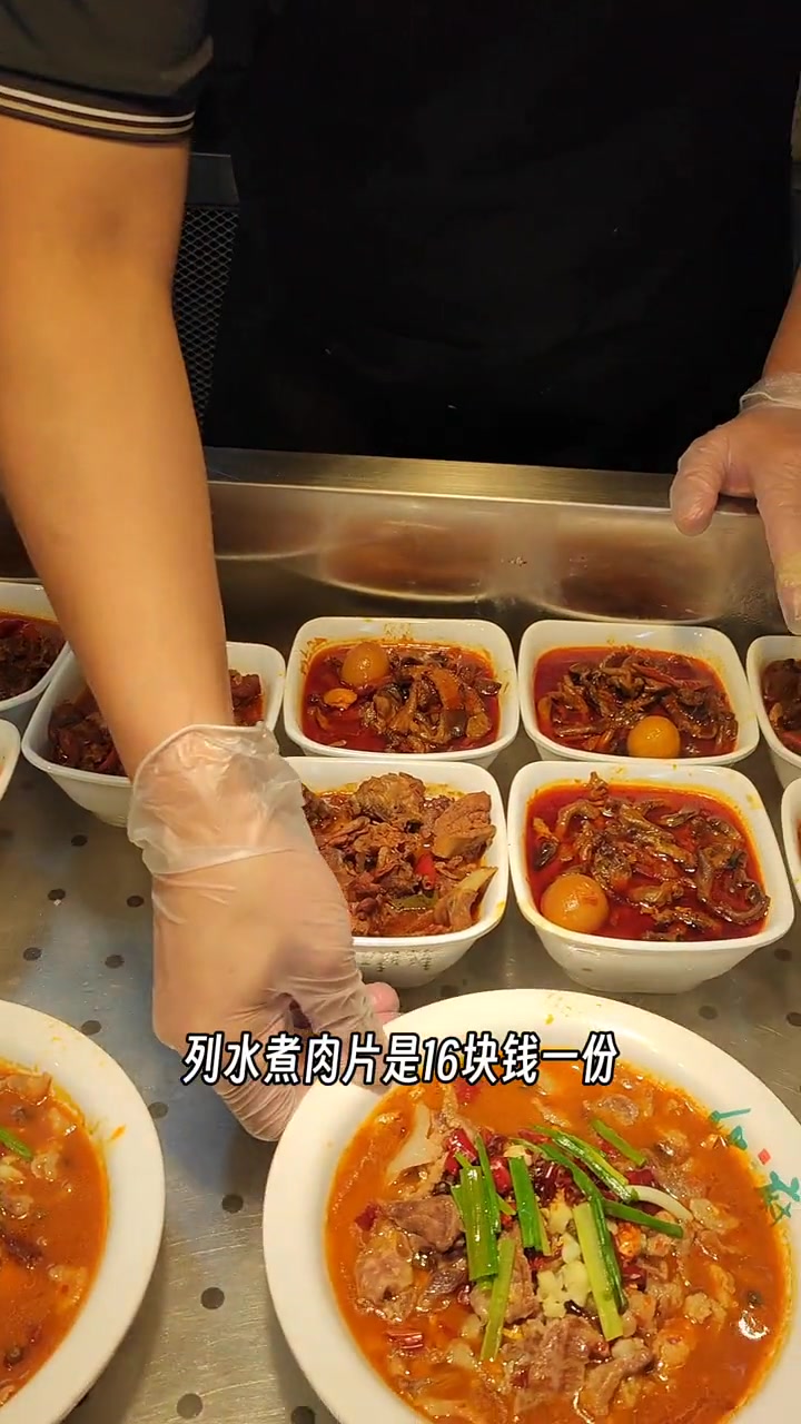 应山新开的化府小碗菜,火锅、炒菜、主食、汤都里面都有、价格经济实惠,不想弄饭可以去看哈 广