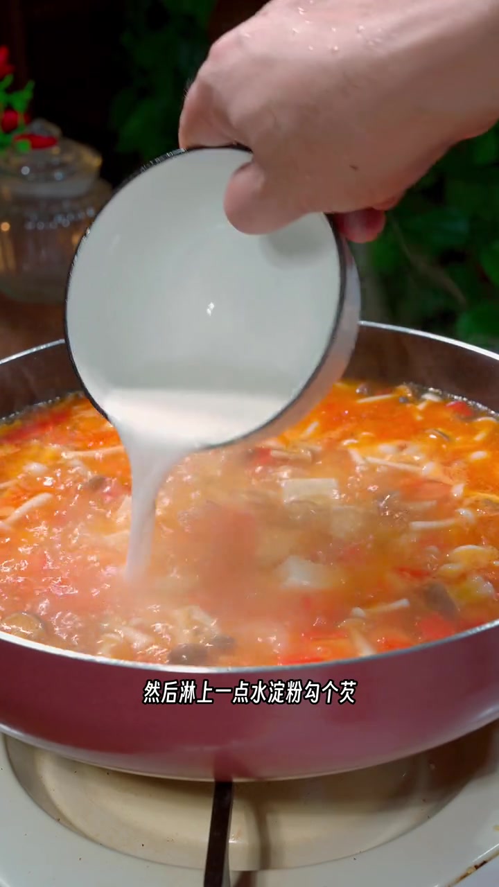 过节大鱼大肉吃多了,来上这样一道清爽解腻的汤更加的受欢迎 豆腐汤 榨菜