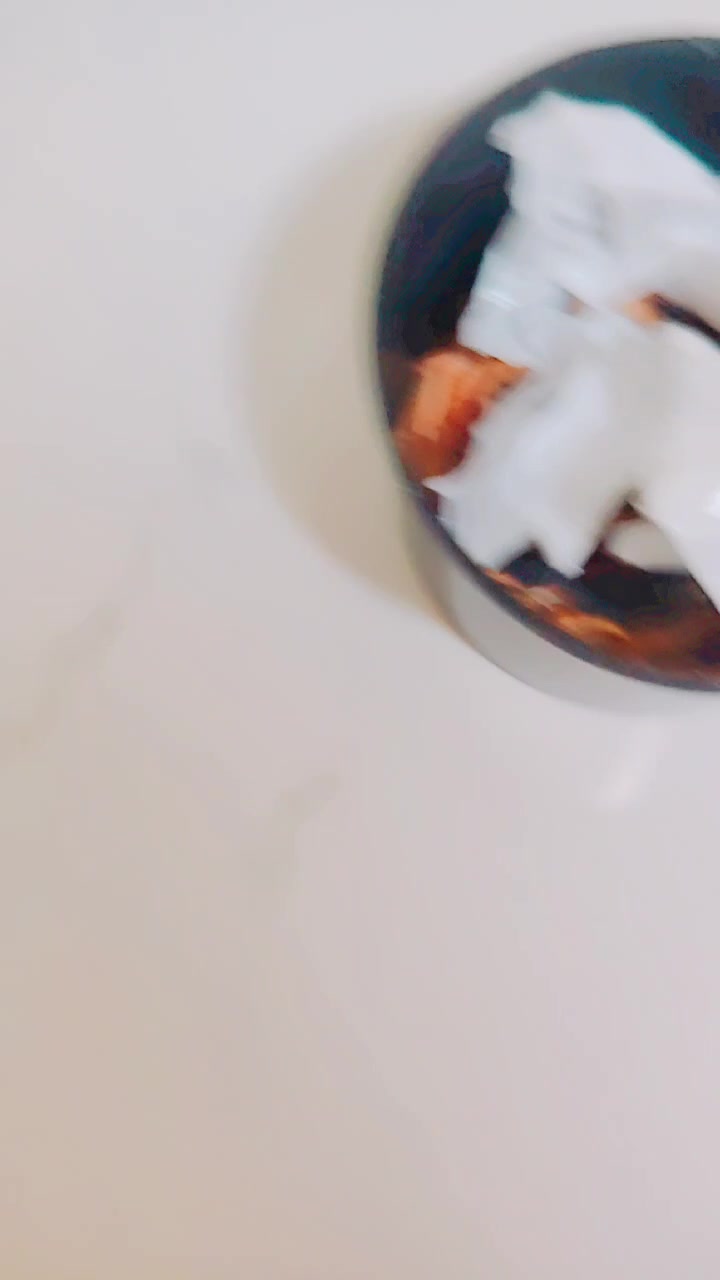 家养的蟑螂产的两枚卵,正在给大家展示大刀螳螂吃面包虫