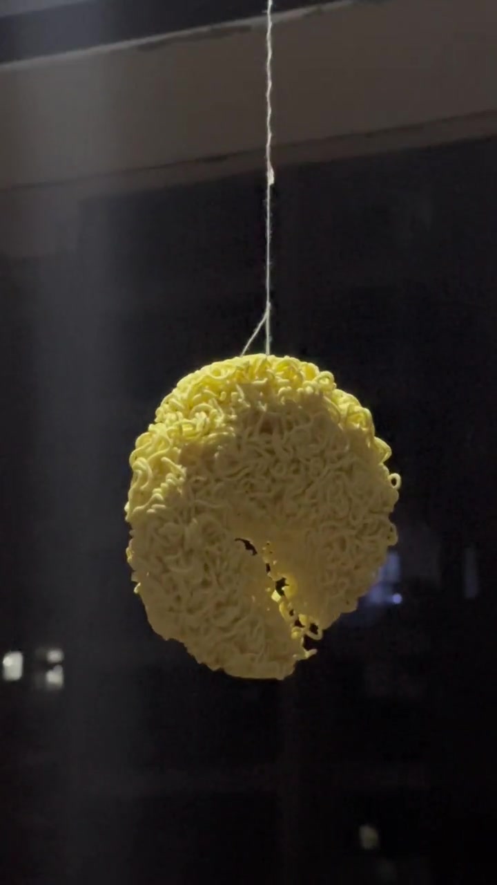 别不开心了,请你看月亮,方便面月亮又大又圆还好吃!一起看月亮 赏月 泡面月亮