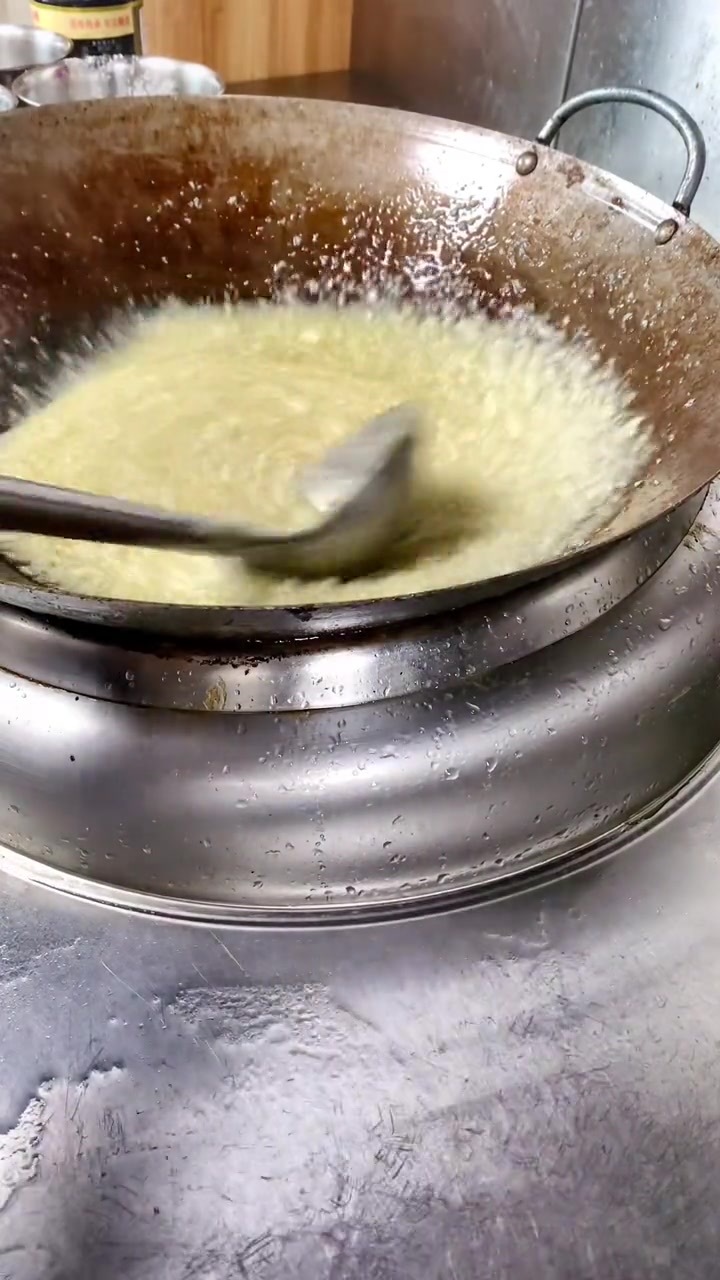 再出一次娃娃菜蒸粉丝。最近因为南方天天下雨,很多青菜价都开始翻倍,给大家推荐一道经济实惠的