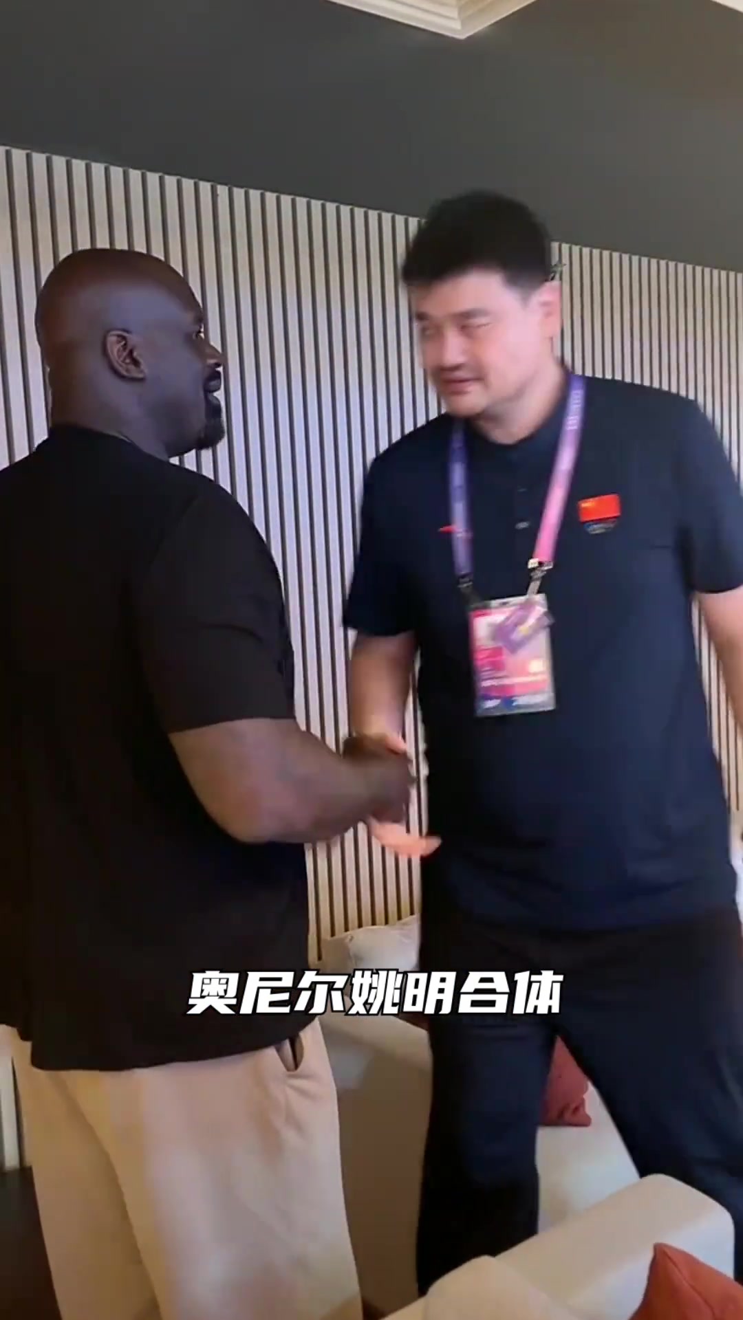 姚明奥尼尔亚运赛场同框 “大鲨鱼”奥尼尔观战杭州亚运女篮比赛,与“老朋友”姚明同框 杭州亚