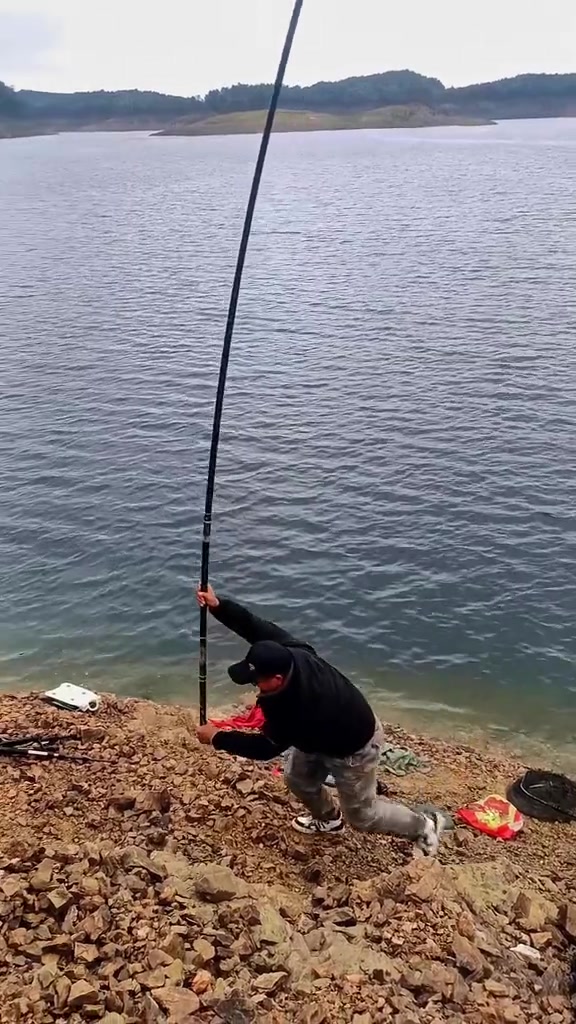 丹江口水库雨天青鱼爆连,这到底是一种什么样的体验?