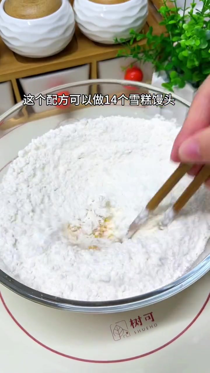 把秋天揉进馒头里,儿子心念已久的奶香南瓜雪糕馒头安排上,刚出锅就吃了四个,松软清香,好看又