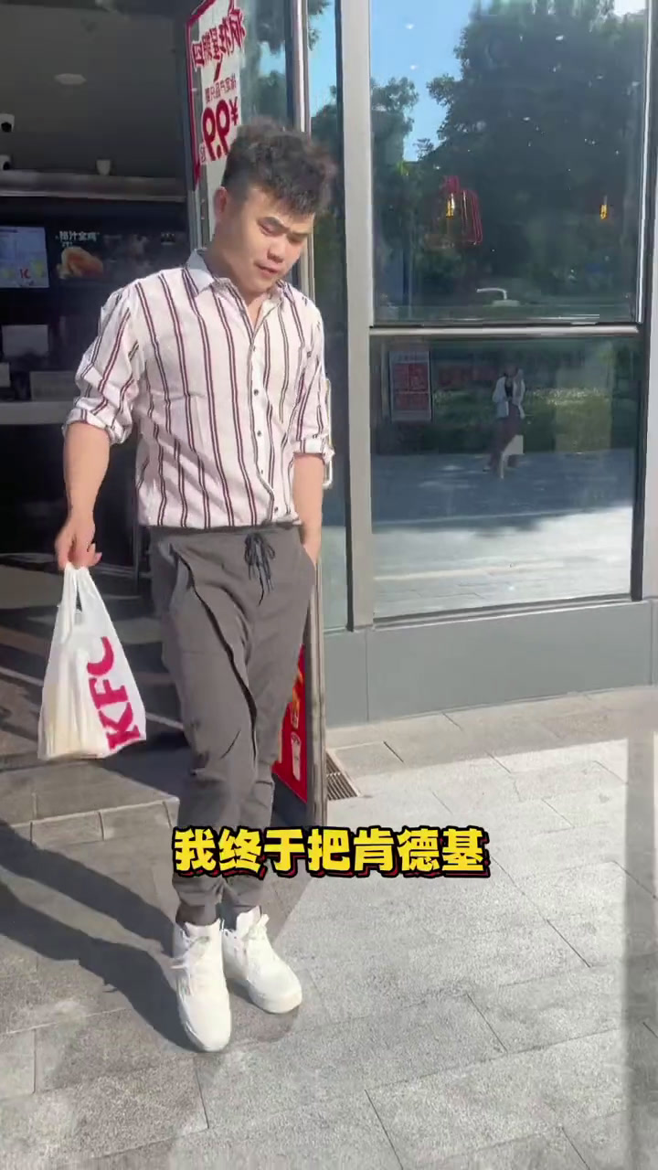 肯德基 秋冬暖心热饮香辣鸡腿堡现在只有23.9 小糖推荐必吃一遍 肯德基新品 肯德基奶茶 