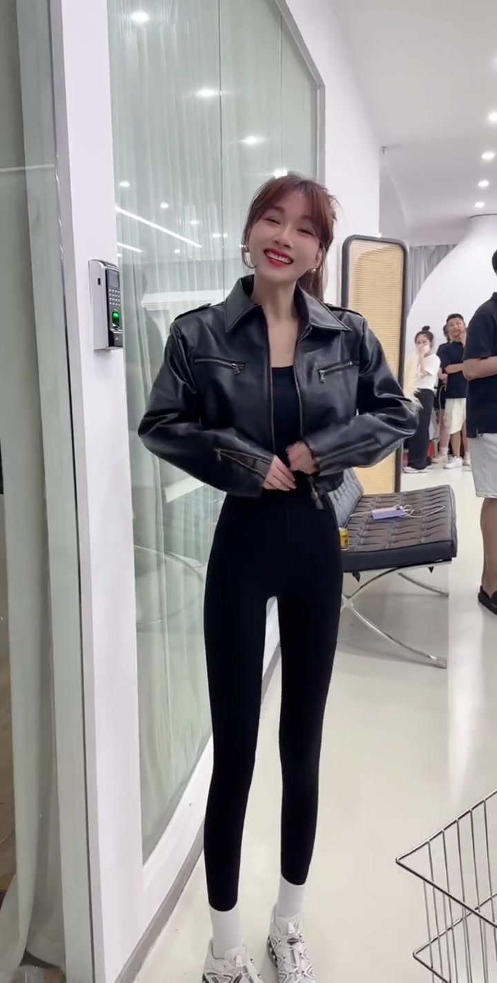 姐妹就是这条 鲨鱼裤 真的推荐你试下 双层加压收腰显瘦 上身穿出蚂蚁腰蜜桃臀 秋冬呀还百搭