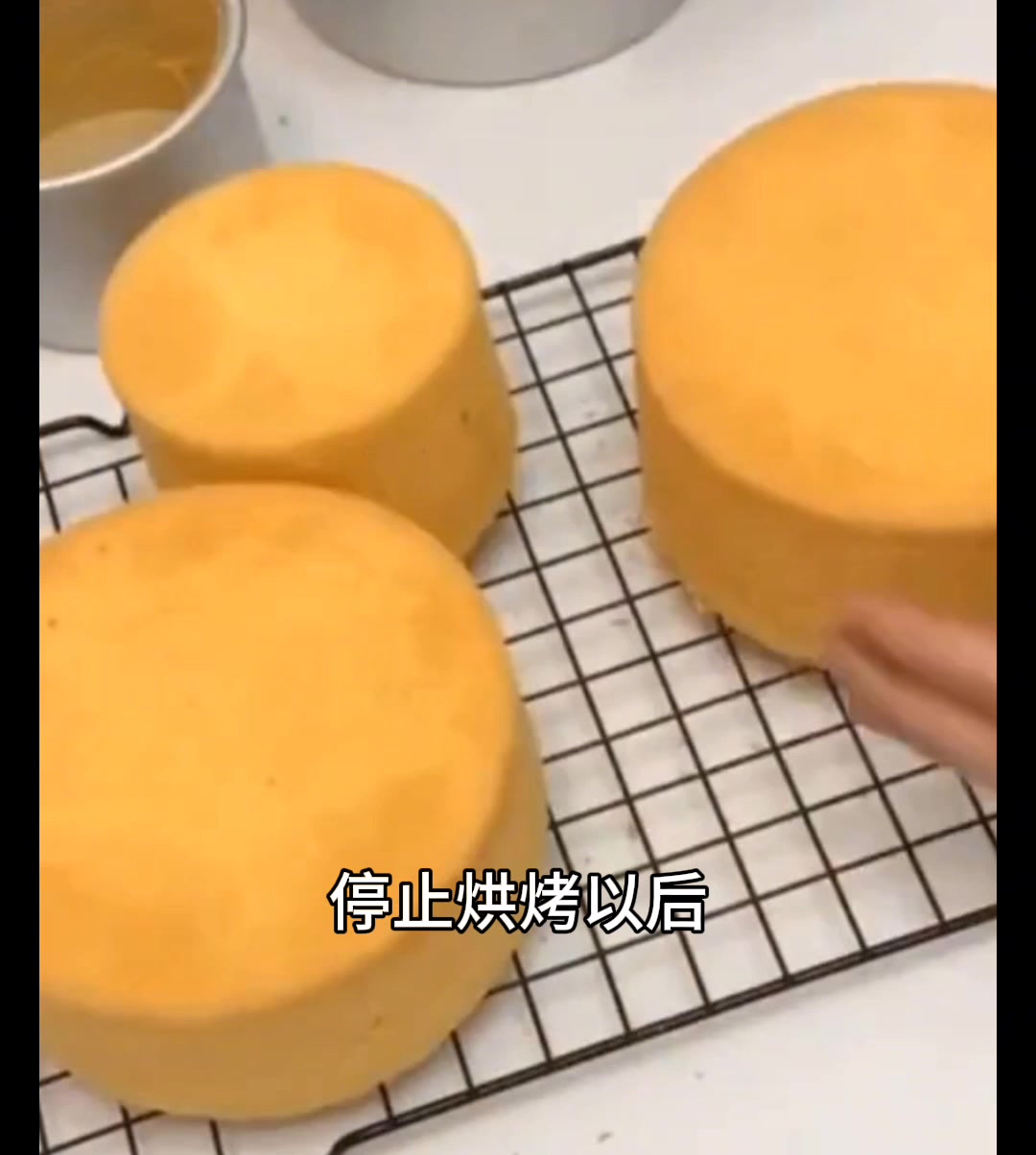 戚风蛋糕为什么出炉后要倒扣?蛋糕制作