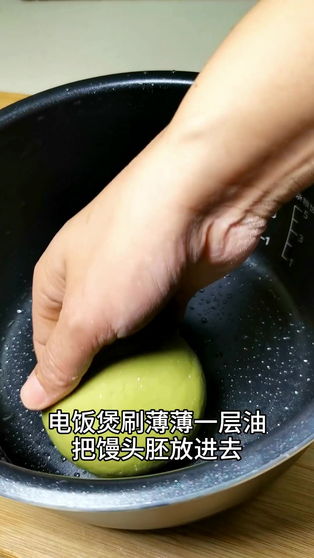 你一定要学会用电饭煲蒸彩色馒头,因为做着太简单了,孩子还爱吃