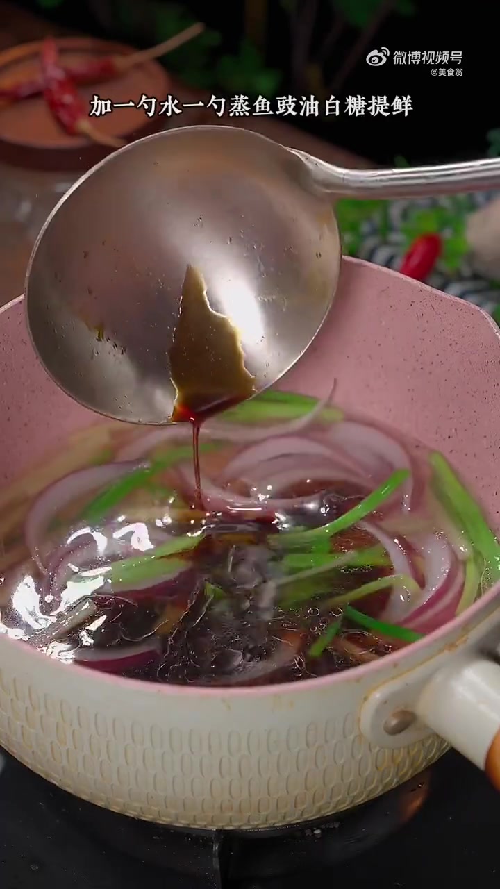 厨艺教程 美食时刻  把鲳鱼放进开水里烫一下,这才是鲳鱼鲜嫩好吃的做法,很多人吃了一辈子清