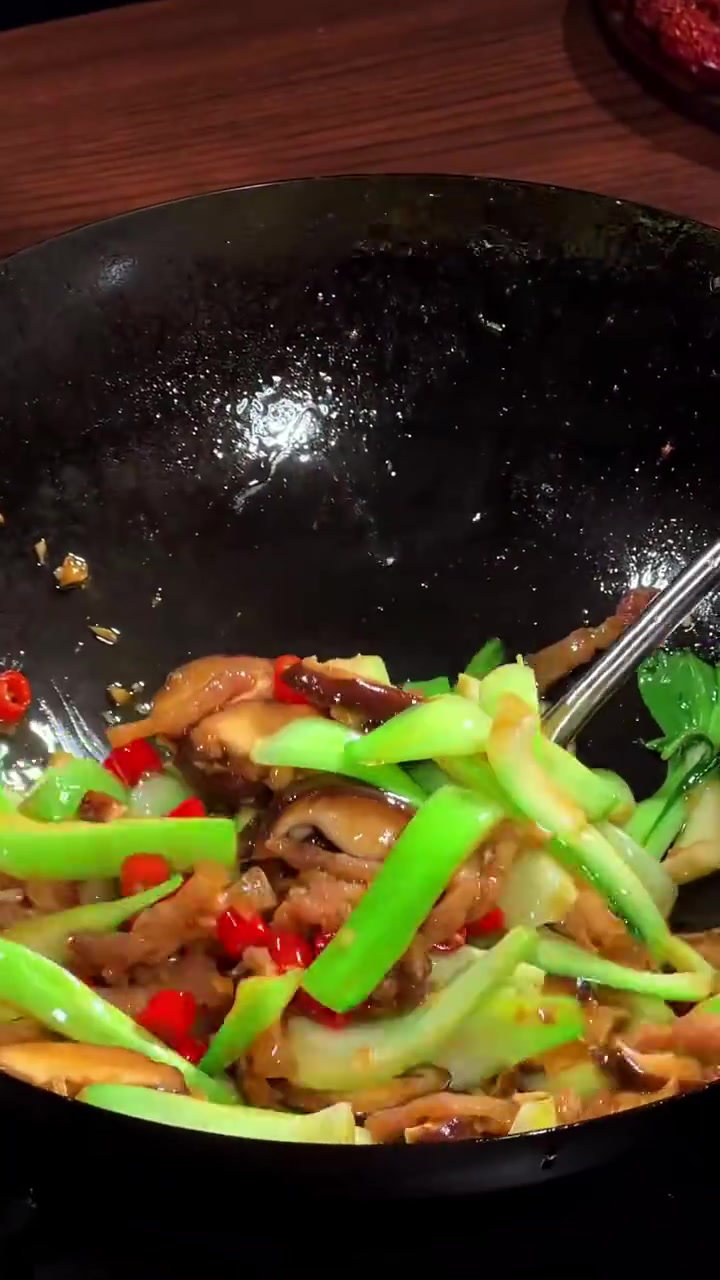 武汉美食种草 没胃口不知道吃什么,就试试这个香菇炒青菜吧,好吃又简单。舌尖上的武汉