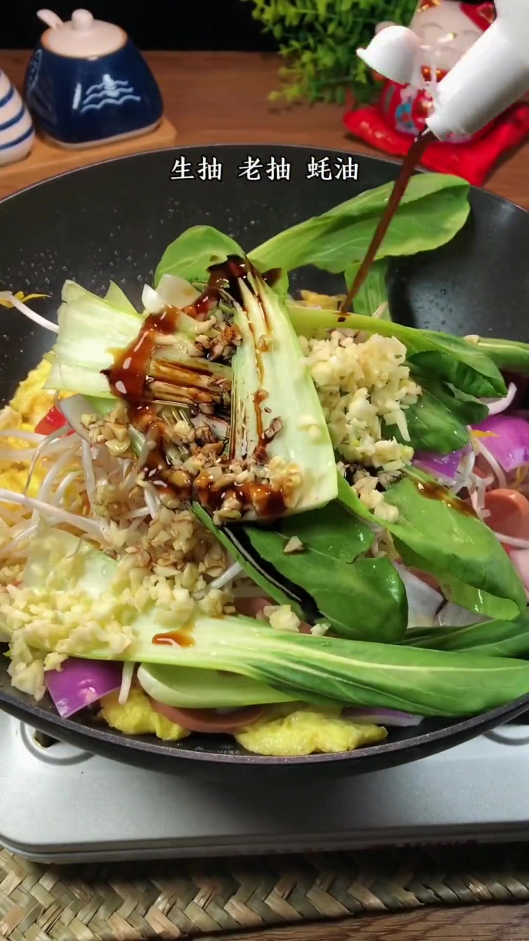 不会做饭的姐妹,也要试试这个山西炒刀削面,做法简单,放自己自己吃的青菜,再搭配上几个大蒜,