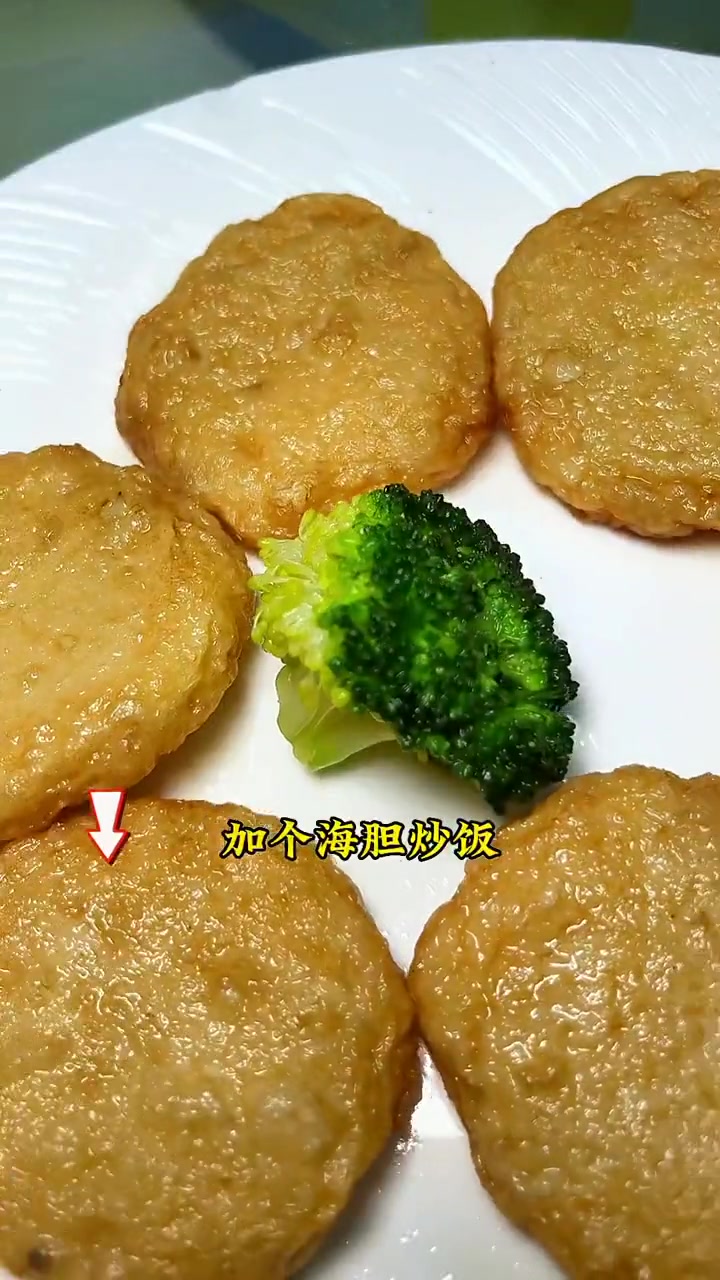 双月湾万科8号门对面美食渔村街饭店1682-3人餐能吃到5个菜+海胆炒饭,现在来双月湾人潮