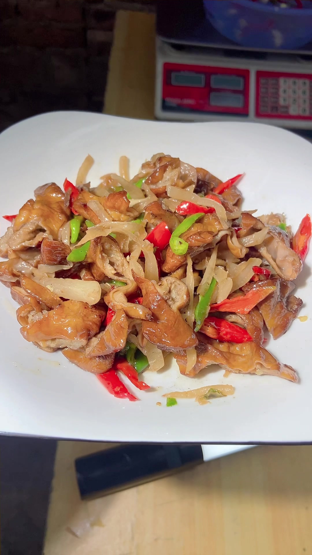 酸萝卜炒腊肥肠,一口下去真绝了!