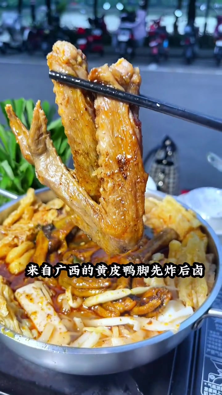 惠城的孖记田螺鸭爪煲88就能吃到一锅,里面有十多种配菜,肥肠、炸蛋,酸嘢,炒田螺这里都有!