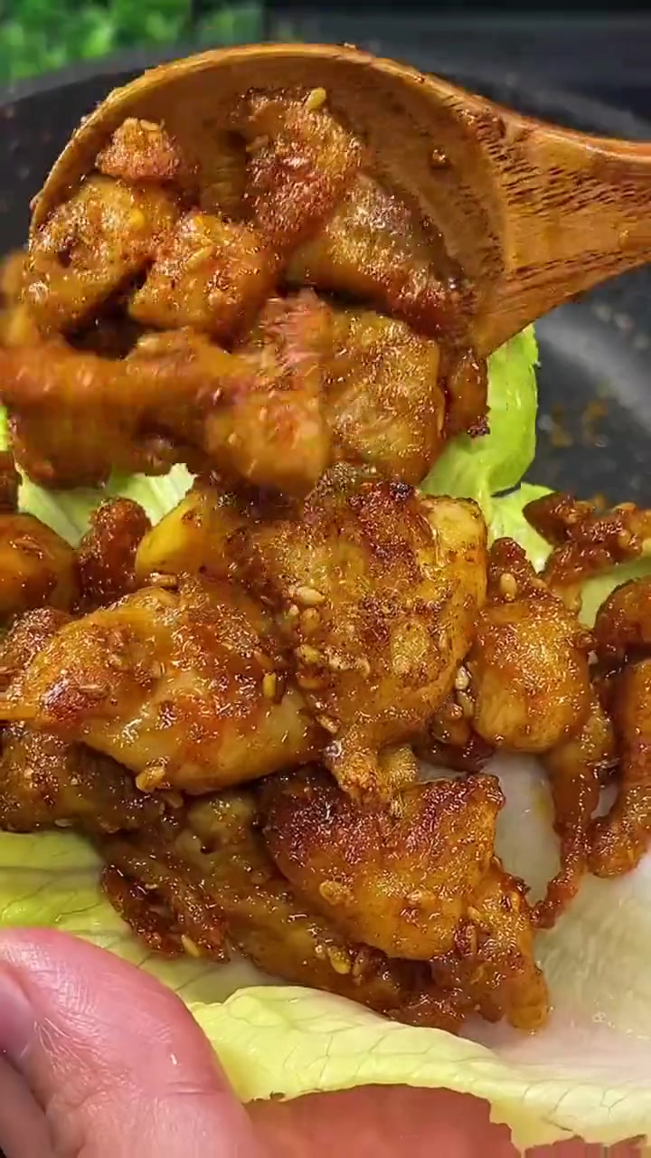鸡腿肉做成烤肉串,真的太香啦!满满的一大盘,经济又实惠,学会男朋友再也不用出去撸串了 烤串