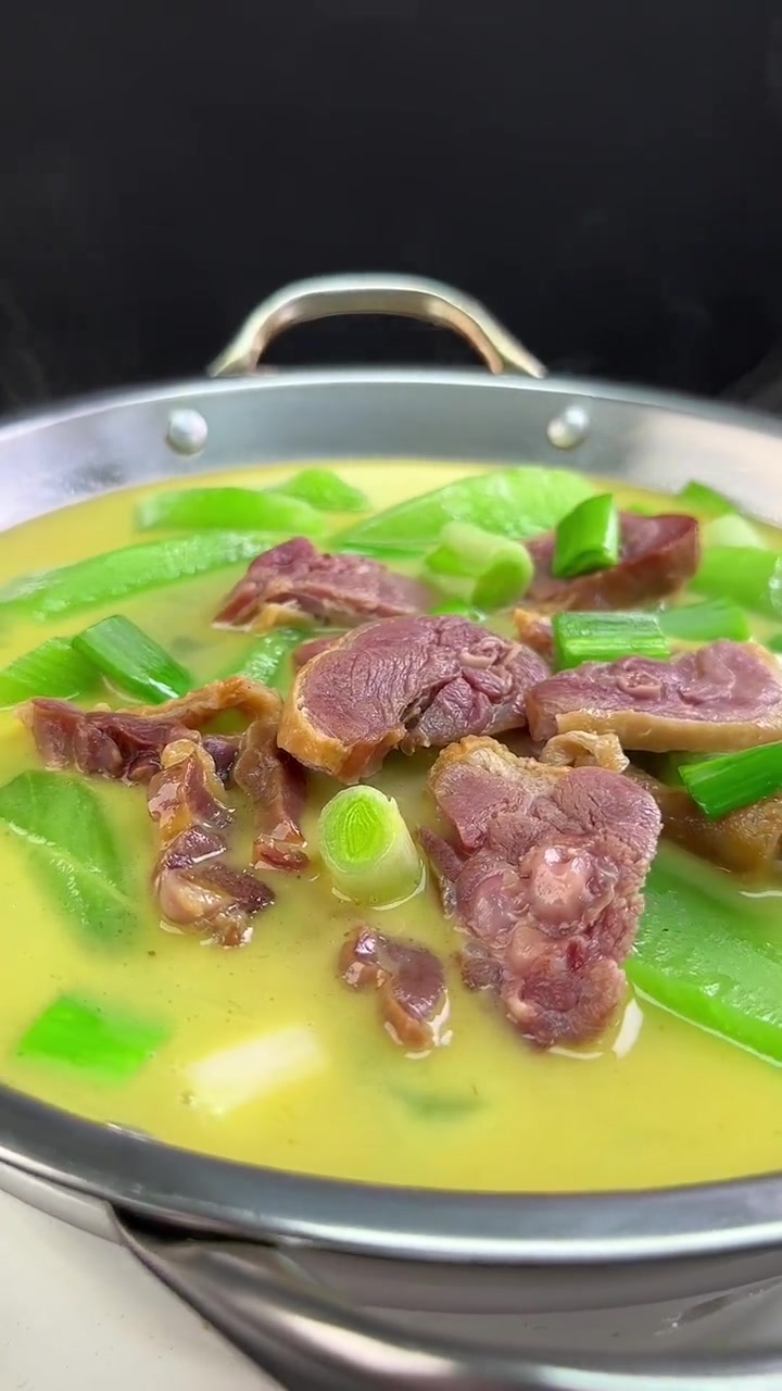腊鸭腿炖莴笋 地道农家菜 简单家常 汤鲜味美 乡村味道
