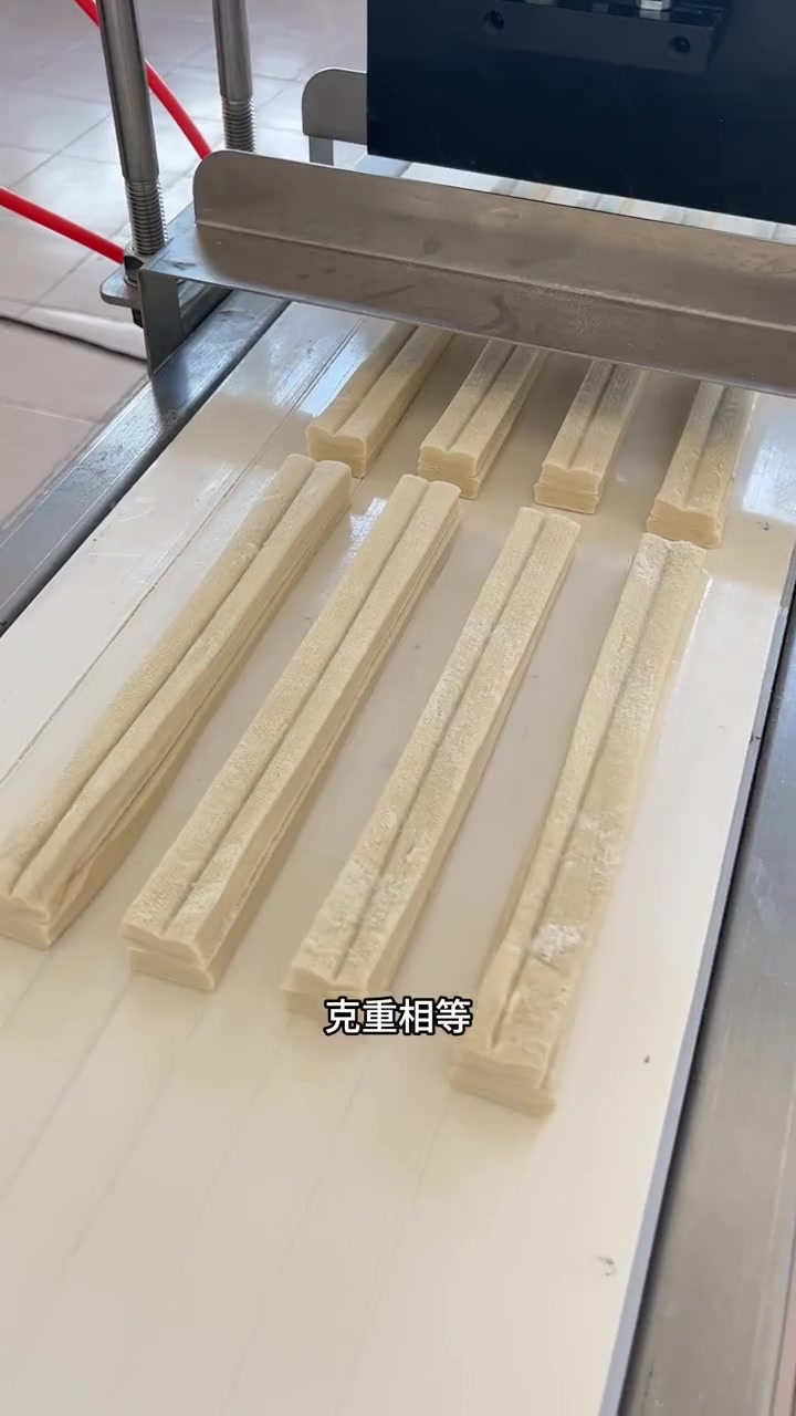 速冻油条就是用它做的,一小时3000根生胚,立刻速冻就成了速冻油条 油条生产线 全自动油条