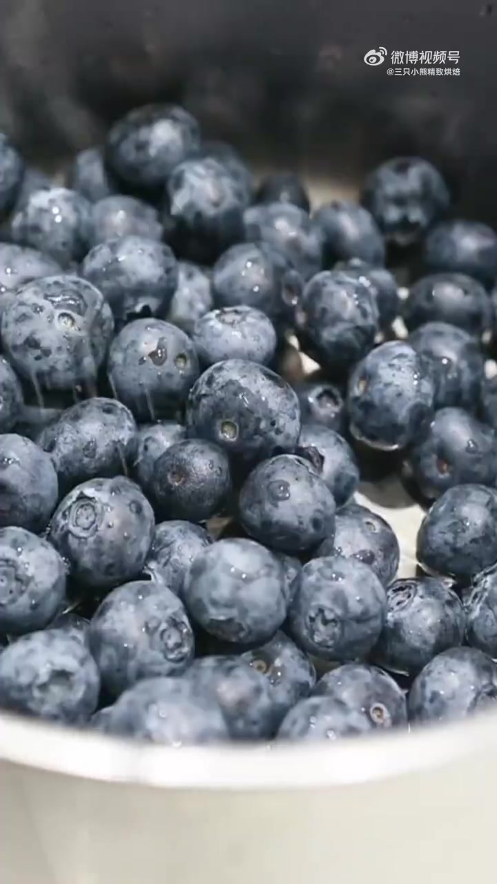 今天给大家准备了丰盛的蓝莓鲜奶蛋糕切件「嘻嘻」,欢迎约上三五好友、午后来坐坐哈~  木桃琼