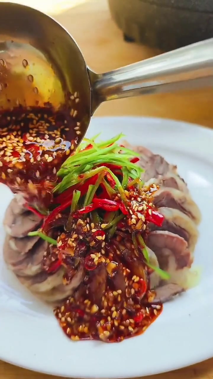用保鲜膜包出来牛肉 果然与众不同 把牛肉汤汁都锁在牛腱子肉上了 肉吃起来一点都不会干巴巴的