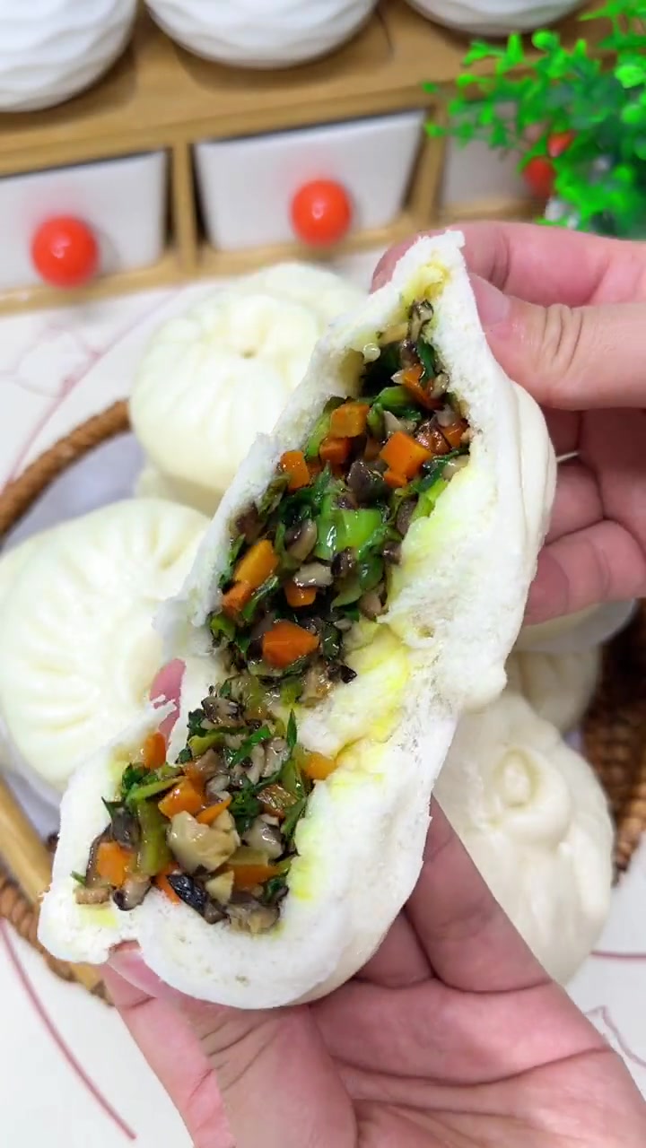 今天在家蒸了一锅香菇青菜馅的素包子,青菜翠绿又好吃,不爱吃青菜的孩子一口气也能吃三个 青菜