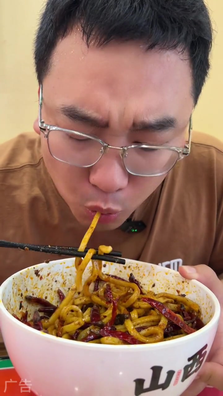 在杨小涛,18.8就能来一份酸菜鱼面,当工作餐都合适 这一碗好过瘾 特色面食 冒烟辣牛肉面