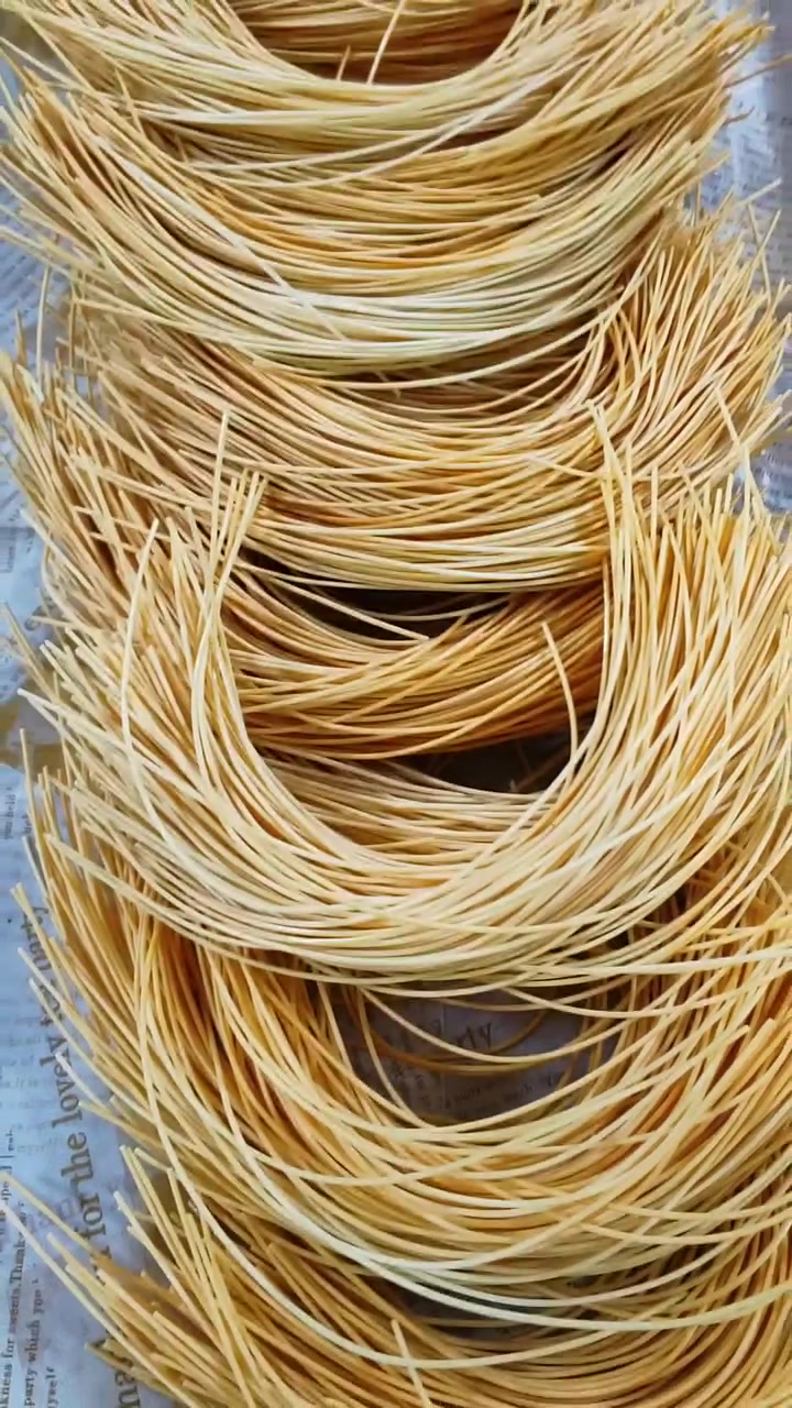 今天分享一个 盘饰炸面圈的小方法,凉菜热菜都能用的。炸面圈教程来了,很实用,很快捷。希望这