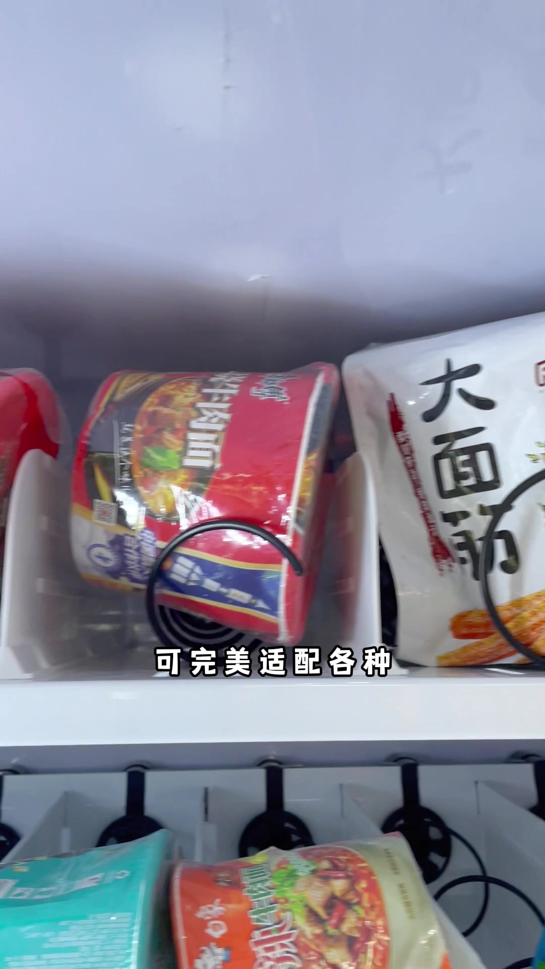 景区投放什么自动售货机合适?来看看我们的19寸外挂屏饮料机