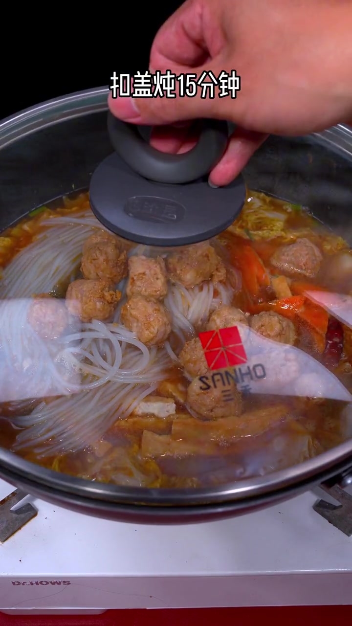 天气转凉了,给家人做上一锅热乎乎的丸子大烩菜,食材丰富,配上馒头简直太香啦 白菜炖粉条