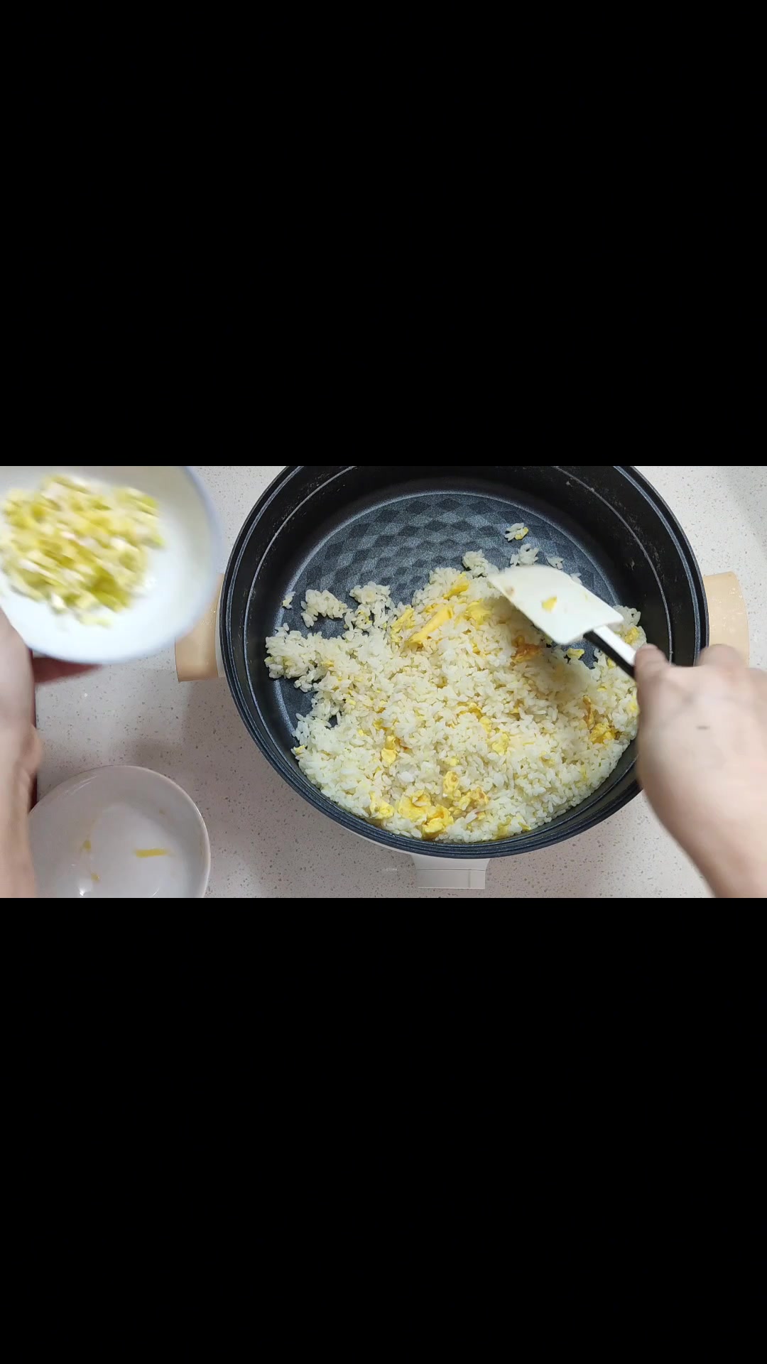 煎烤机蛋炒饭,是的,第二天用上条视频的第二锅白饭剩饭炒的