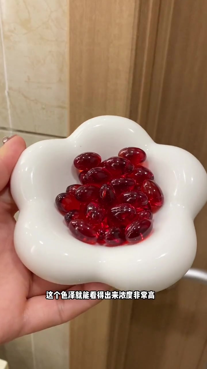 磷虾油没有年龄限制,全家老小都可以吃,都是源自南极没有经过污染的,新鲜小磷虾,挪威品牌 南