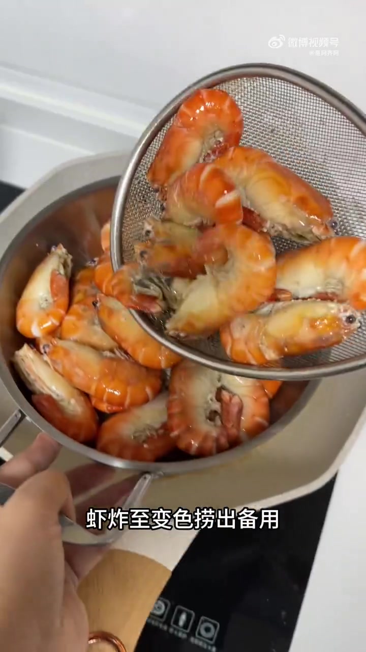 美食 朋友来我家聚餐,吃了一盘没吃够又让我做了一盘的口味罗氏虾,就是长沙天宝兄弟那个味,好