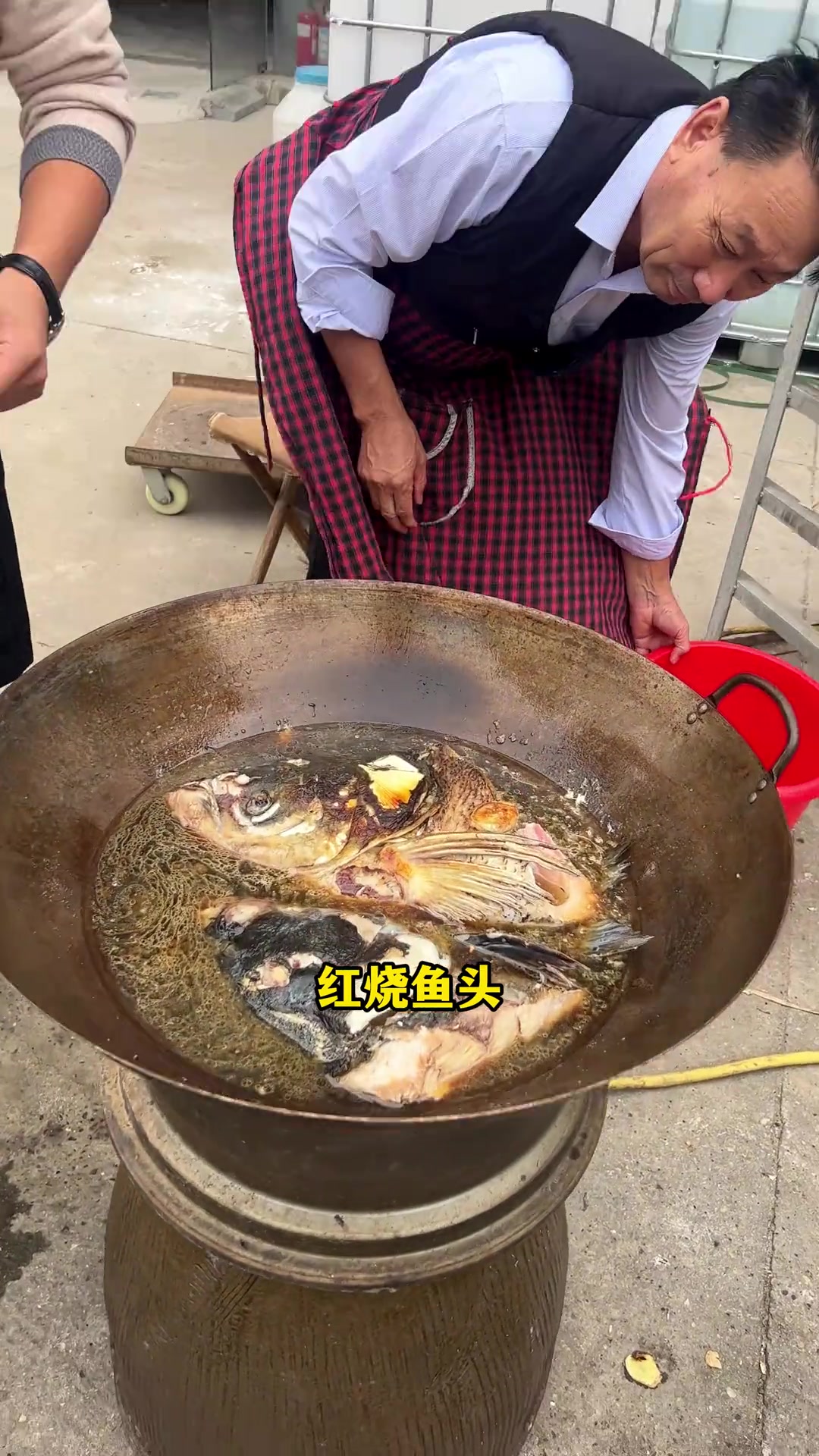 红烧大鱼头和羊头汤,给酿酒师傅改善下伙食 他们不仅酒酿的好,做饭手艺也不错,感恩师傅们每天