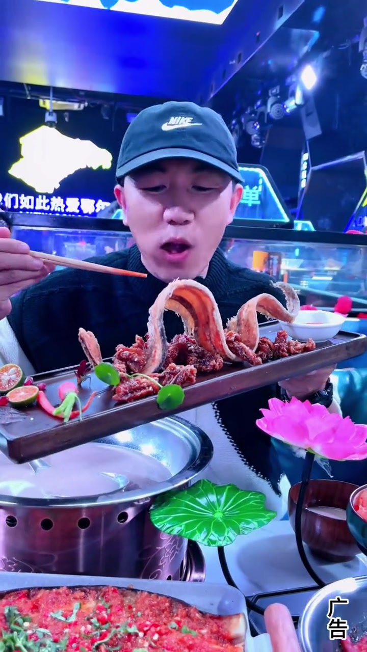 朋友小聚、情侣约会新地标 夜市里的烟火气 适合情侣约会的餐厅推荐 音乐餐吧 东胜赫本音乐餐