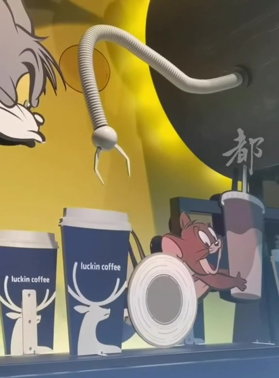 「瑞幸又有新联名!门店生意火爆,限定款杯套销售一空」联名年年有,今年特别多。这不,瑞幸咖啡