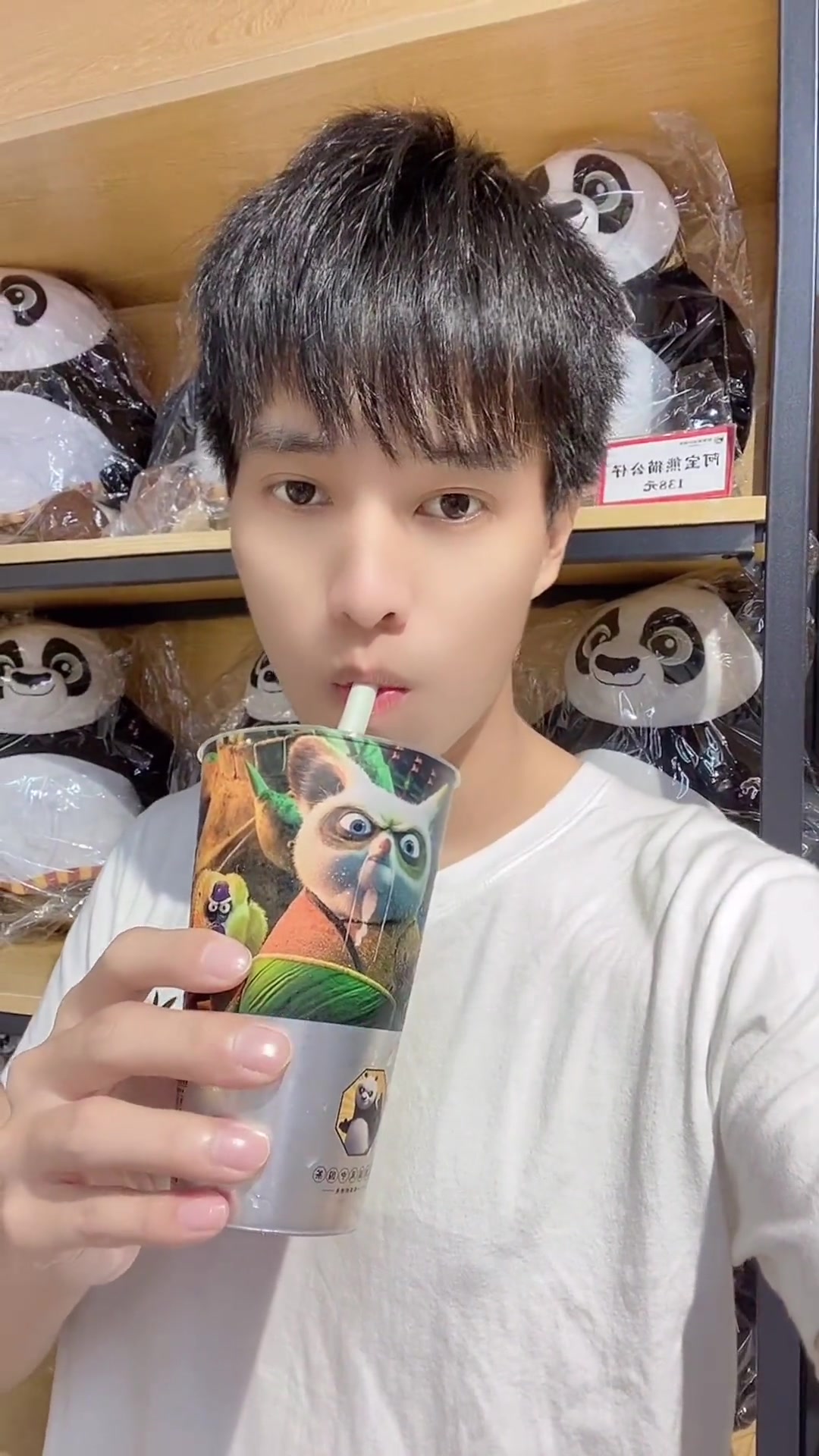 功夫熊猫奶茶店也开来深圳啦,店内满满的国风元素,我仿佛是来到了电影里面,奶茶味道也是不错哦