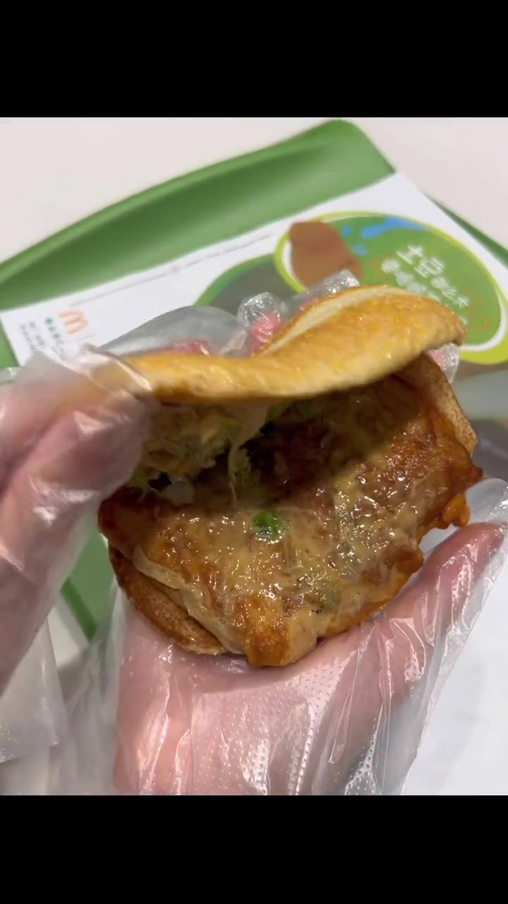 麦当劳新出了麻酱芝士风味的板烧鸡腿堡,多了浓稠的酱汁真的新颖 麦当劳 麦当劳新品