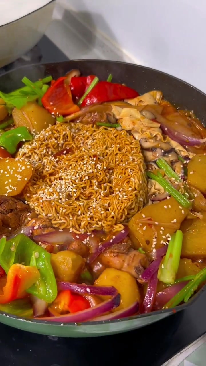 爱吃鸡腿肉的一定不要错过!真的嘎嘎好吃!鸡公煲 又到了和饭搭子吃鸡公煲的季节 冬天炖上一锅