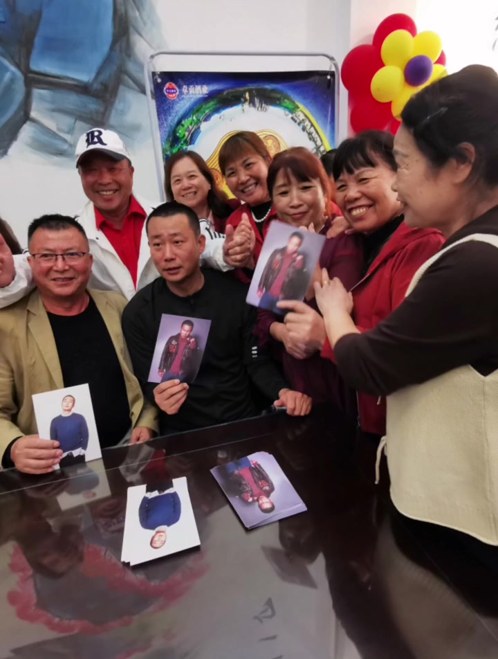 电视连续剧《冰雪尖刀连》演员在上饶姚金飞受热捧 10月11日,在上饶市广信区参加义务助农活