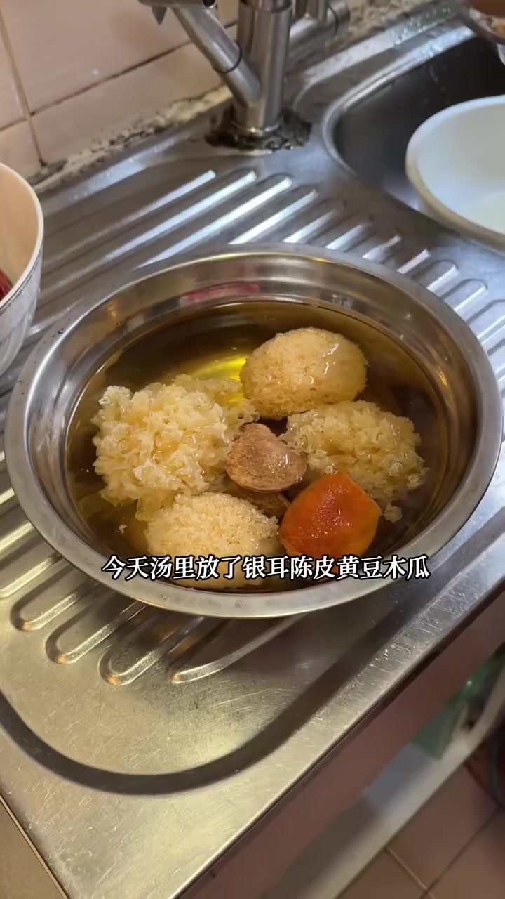 香港普通家庭的生活,今天煲了木瓜汤,妹妹差点休学了