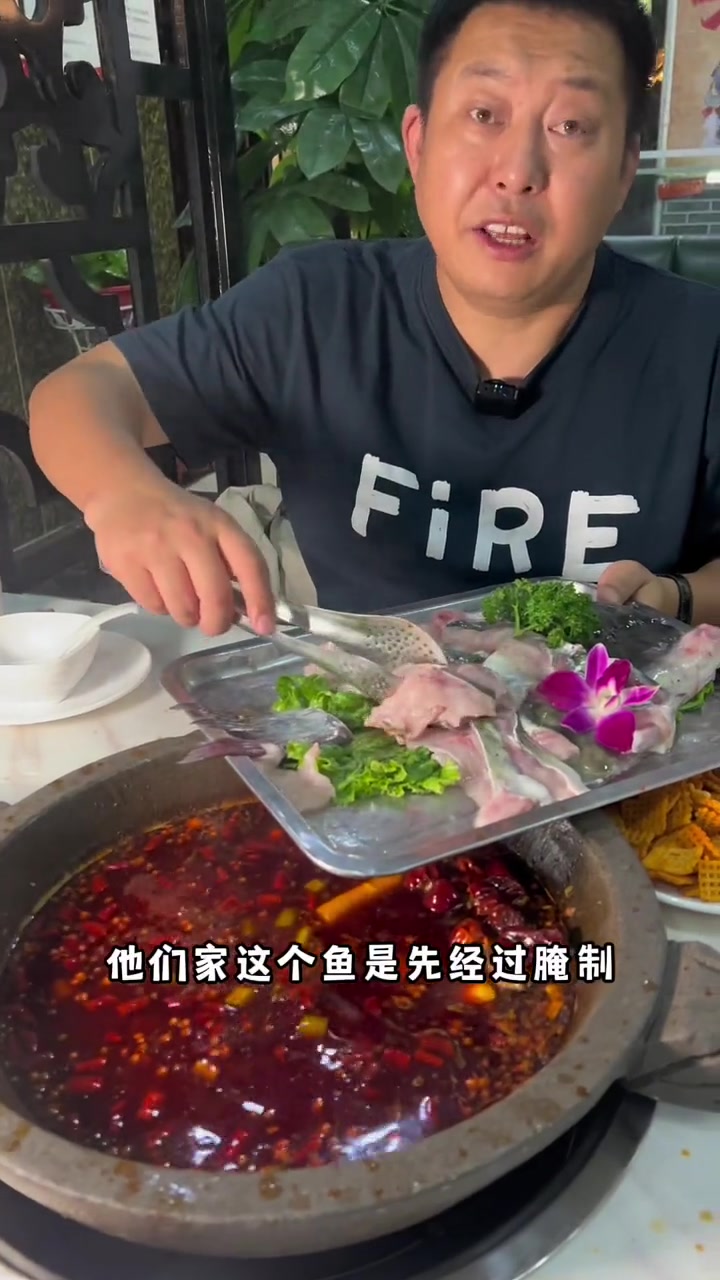二医院对面渝记美蛙鱼,59一位自助来了,梭边鱼不限量畅吃锅底料碗都包含,还有9.9一条的梭