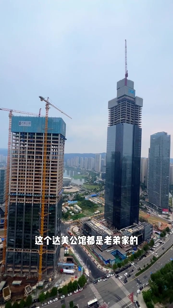 建发三期163的大复式,东边户还是叼呢,把整个CBD都踩在脚下的感觉,视野绝对没话说,大豪