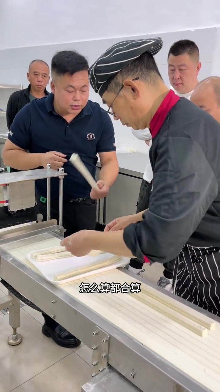油条使用机器做,怎么算都合算,一斤面做一斤七两的油条,一小时几千根 省时省力效率高 油条生