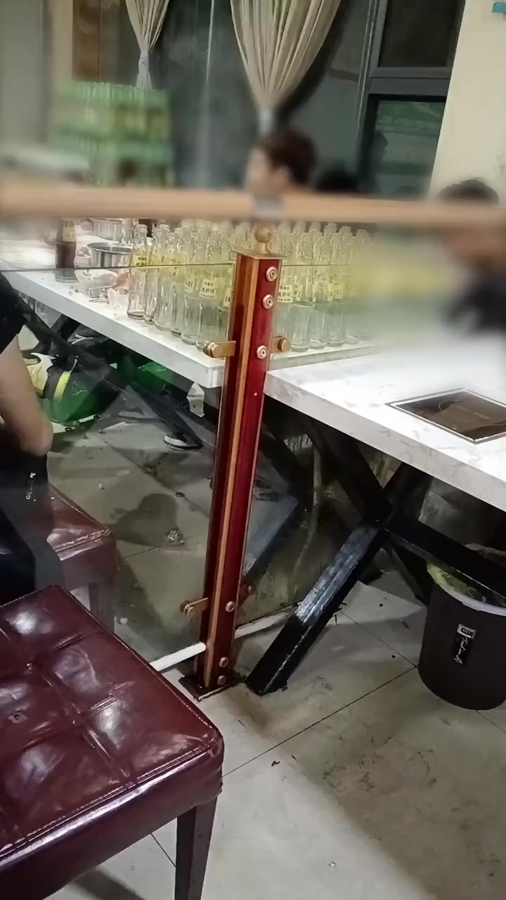 「6男生26元自助火锅店喝111瓶酸梅汤 店家:第一次见,很惊讶」10月10日,陕西西安6